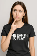 The Earth Is Flat ― Damen Satire-Girlie T-Shirt – Schwarz