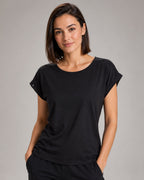 Schwarzes Damen Casual T-Shirt in  Modelansicht mit lockerem Fall, weiter Schulterlinie und kurzen umgelegten Ärmelabschlüssen