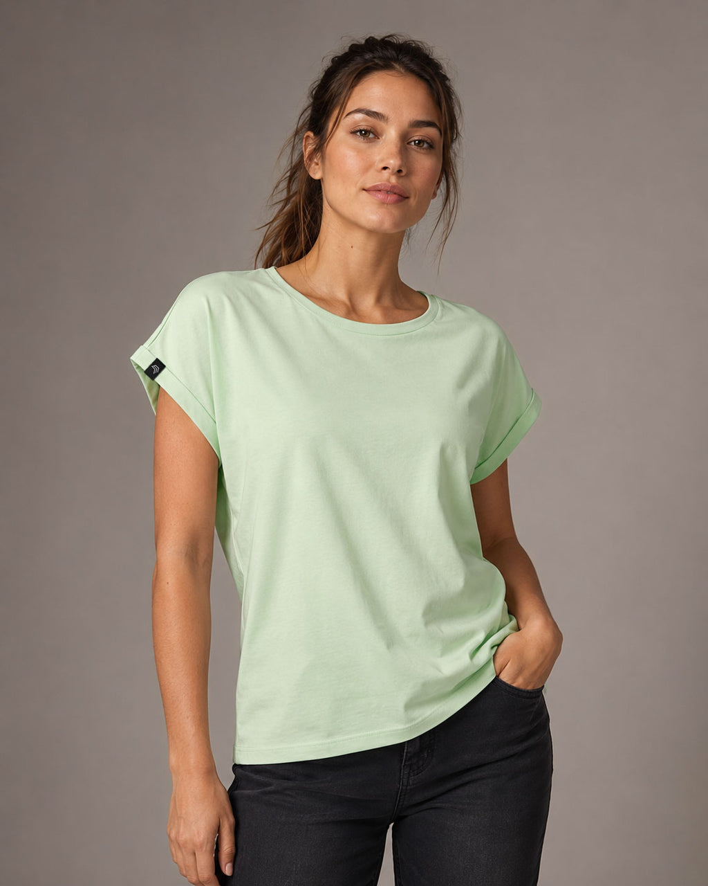 JAN 8005 Damen T-Shirt in Hellgrün am Model mit flachem Rundhalsausschnitt, überschnittener Schulter und umgelegtem Ärmelabschluss