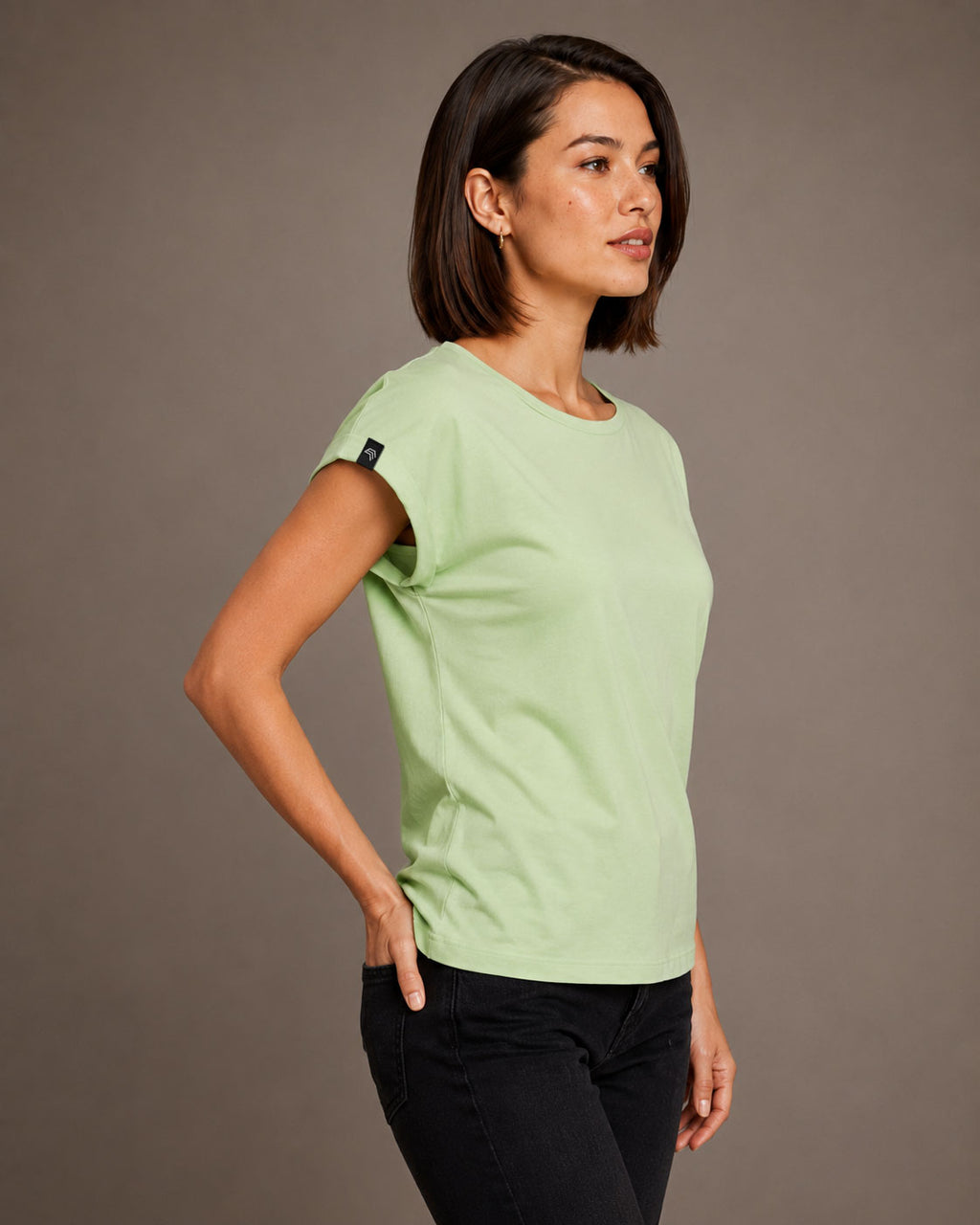 Damen Bio-Baumwoll-T-Shirt in Hellgrün in seitlicher Modelansicht mit legerer Passform und leichtem Single-Jersey-Fall