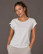 JAN 8005 Damen T-Shirt in Weiß am Model mit breitem Rundhalsausschnitt, überschnittener Schulter und fledermausähnlichen Umschlagärmeln