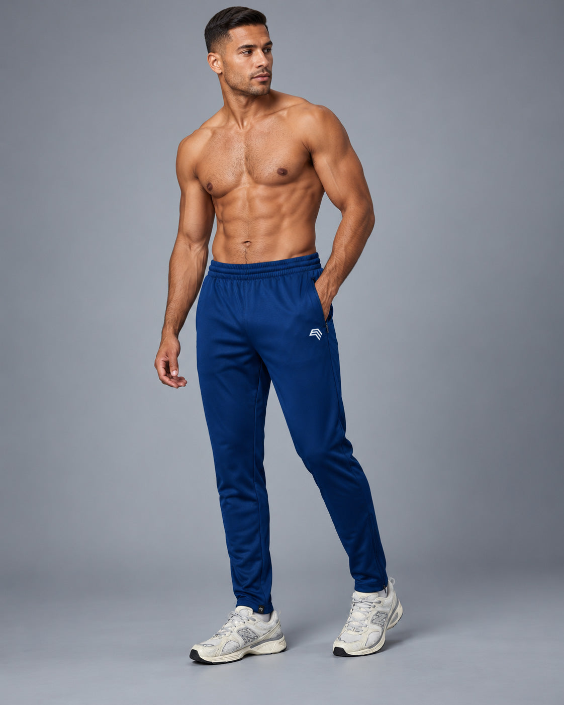KRB P189 Trainingshose in Navy am Model – Unisex Sporthose mit elastischem Bund, Zip-Taschen und geradem Bein