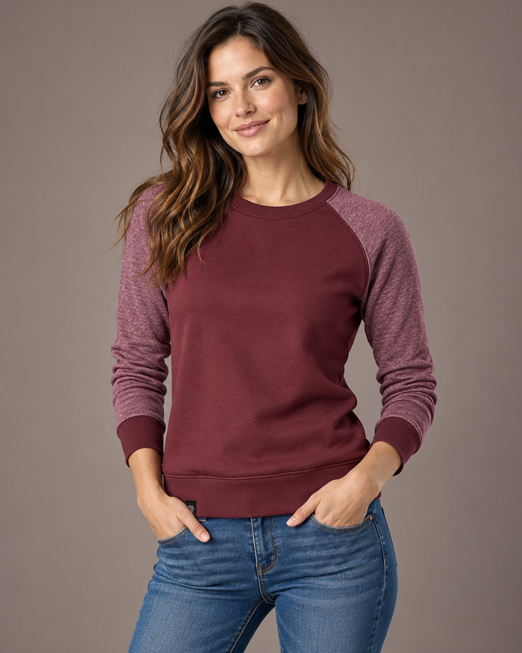 Burgund Rot / Melange – Damen-Sweatshirt MMT 0520 am Model in lockerer Frontansicht, mit farblich abgesetzten melierten Raglanärmeln und geripptem Rundhals.
