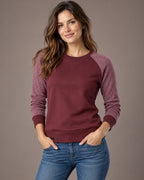 Burgund Rot / Melange – Damen-Sweatshirt MMT 0520 am Model in lockerer Frontansicht, mit farblich abgesetzten melierten Raglanärmeln und geripptem Rundhals.