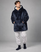 BRK 014K Unisex Kapuzenponcho in Navy Night Blau am männlichen Model, großzügiger Oversize-Schnitt mit Kängurutasche und Sherpa-Kapuze im Studio