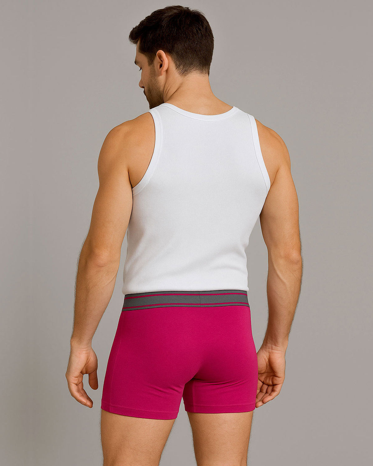 Eng anliegende Herren-Retropants BRK 080K mit kurzem Bein – Rückansicht mit elastischem Streifenbund und körpernaher Passform