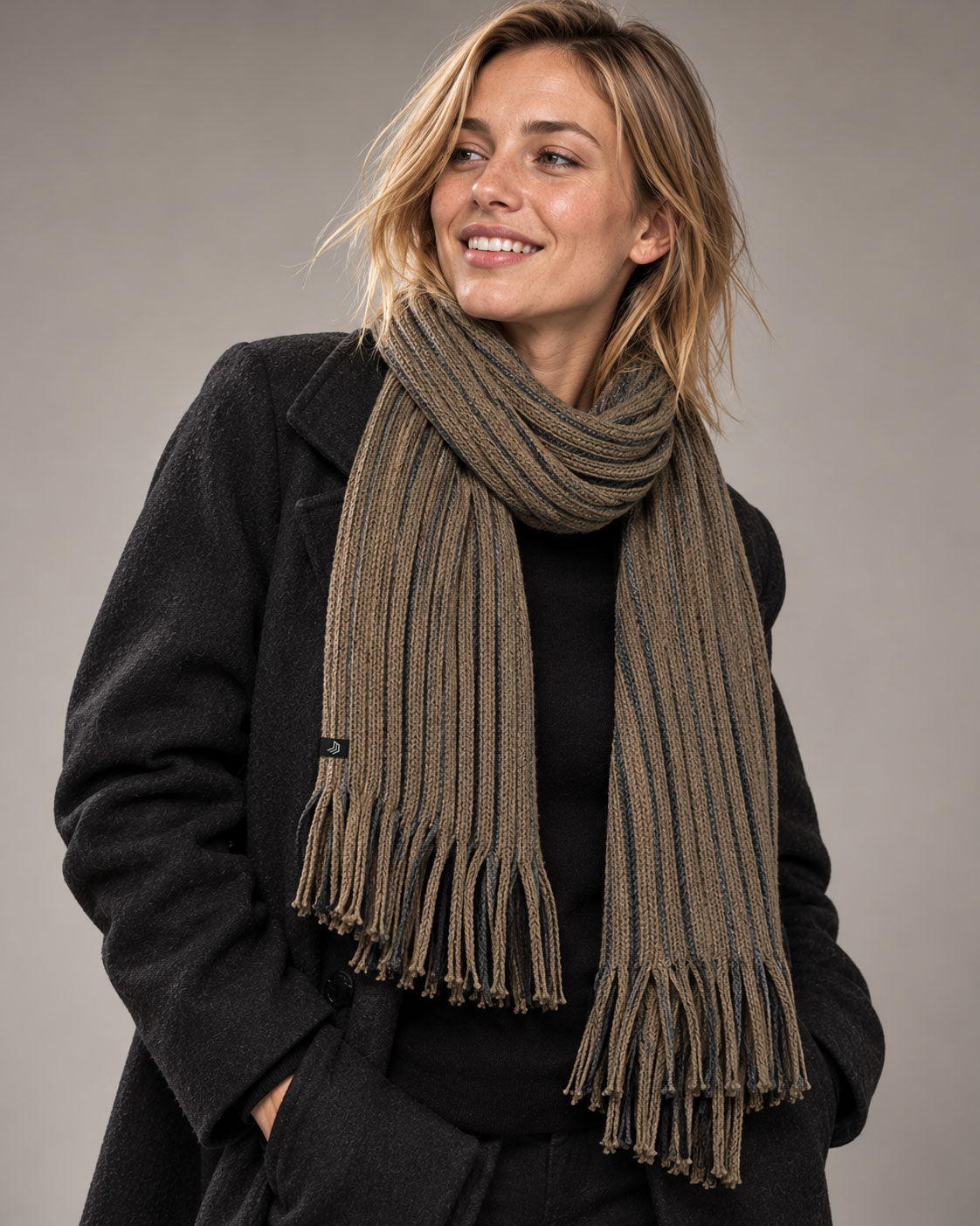 COMPANIEER Fransenschal CHB 9798 in Olive/Anthrazit am weiblichen Model – weicher Rippstrick, mehrfach um den Hals gelegt mit sichtbaren Schalenden