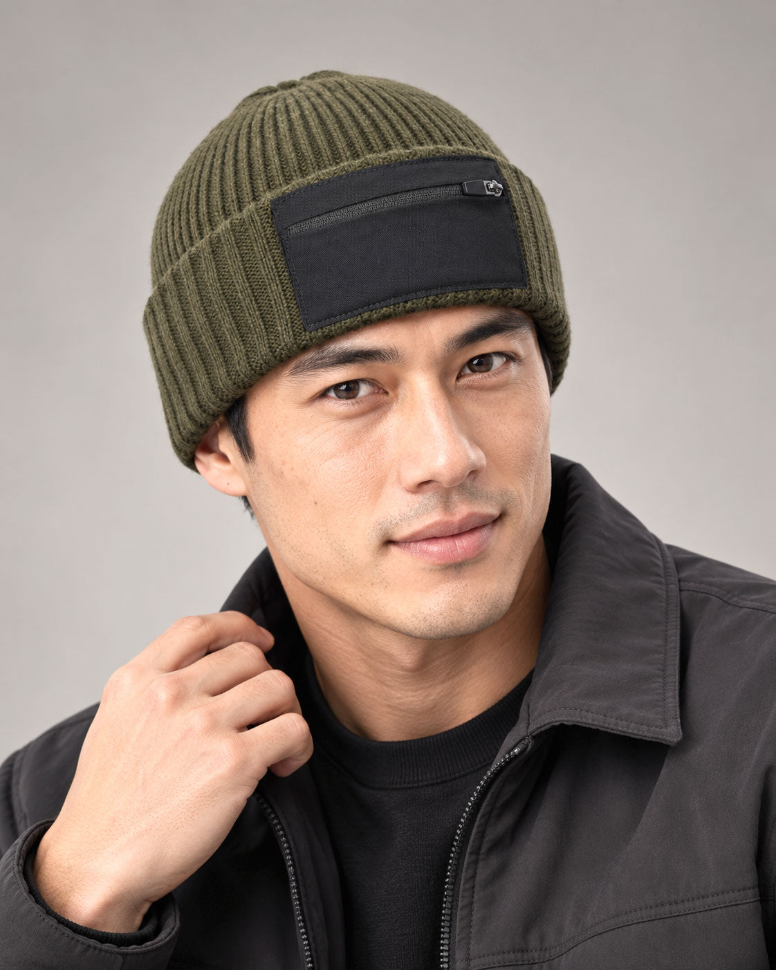 Olivgrüne Unisex-Beanie DFB R433 mit breitem Rippenumschlag und schwarzer Zip-Tasche, getragen von einem Mann