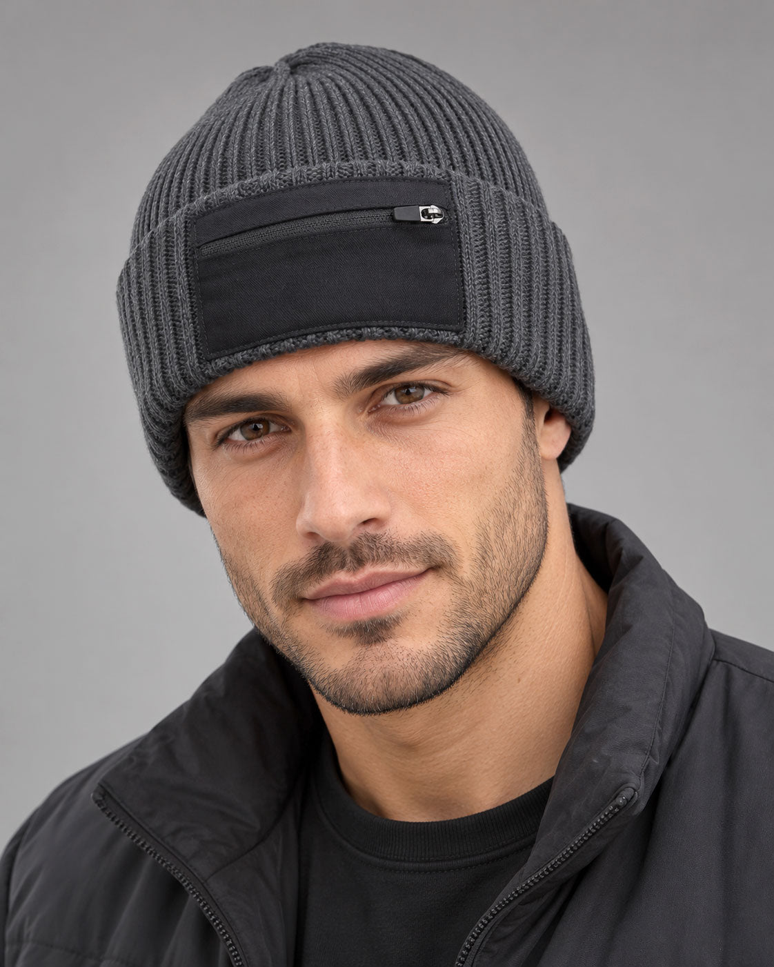 Beanie DFB R433 in Farbe Graphite Grey/Black mit schwarzer Reißverschlusstasche, getragen von einem männlichen Model