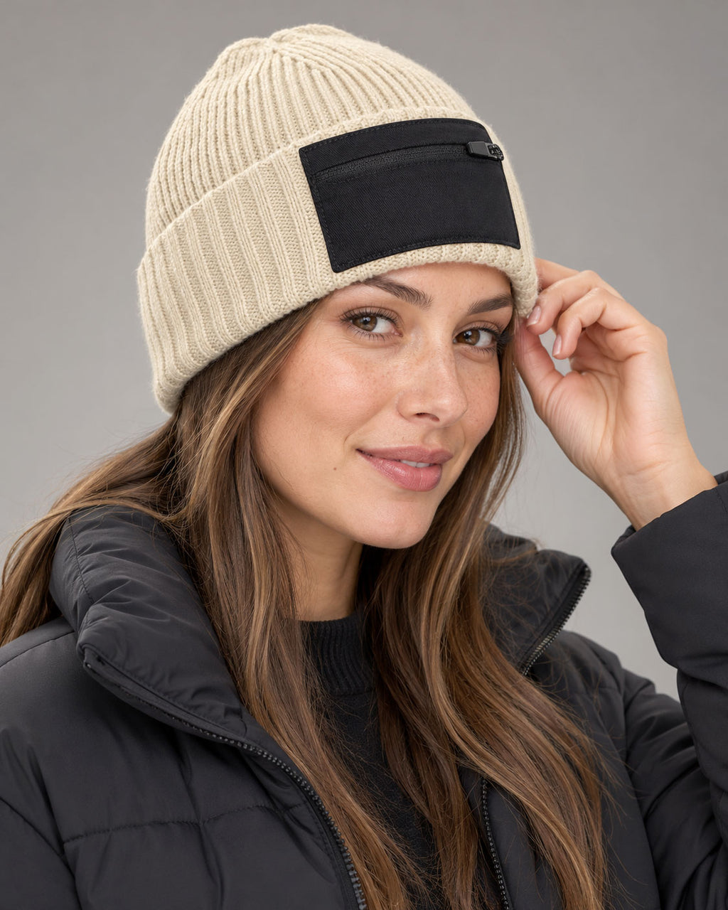 COMPANIEER Winter-Strickmütze DFB R433 mit schwarzem Reißverschlussfach, getragen von einer Frau
