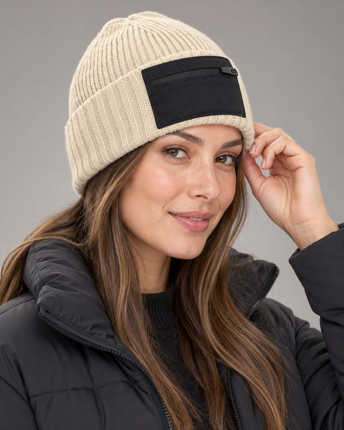 COMPANIEER Winter-Strickmütze DFB R433 mit schwarzem Reißverschlussfach, getragen von einer Frau