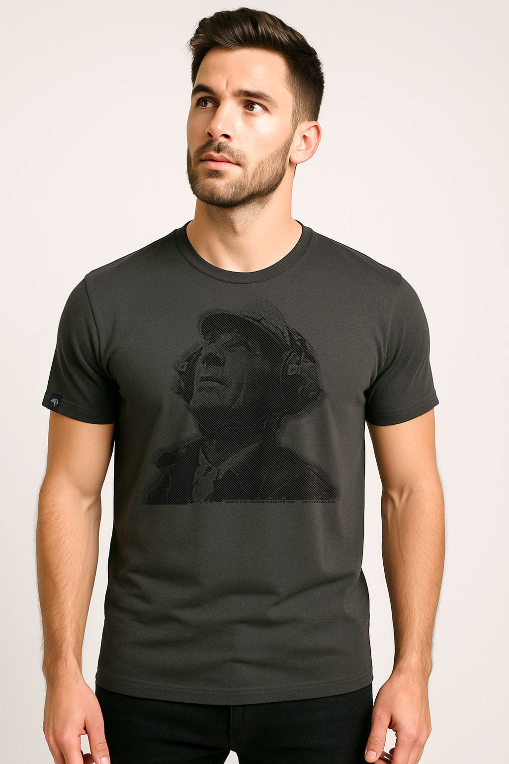 The Upward-Looking Man ― Herren Unisex COMPANIEER Konterfei Logo T-Shirt – Dunkelgrau