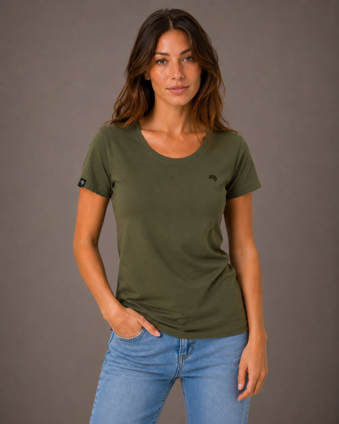 JAN 8007 ― Tailliertes Damen-T-Shirt aus Bio-Baumwolle – Olive / Olivgrün