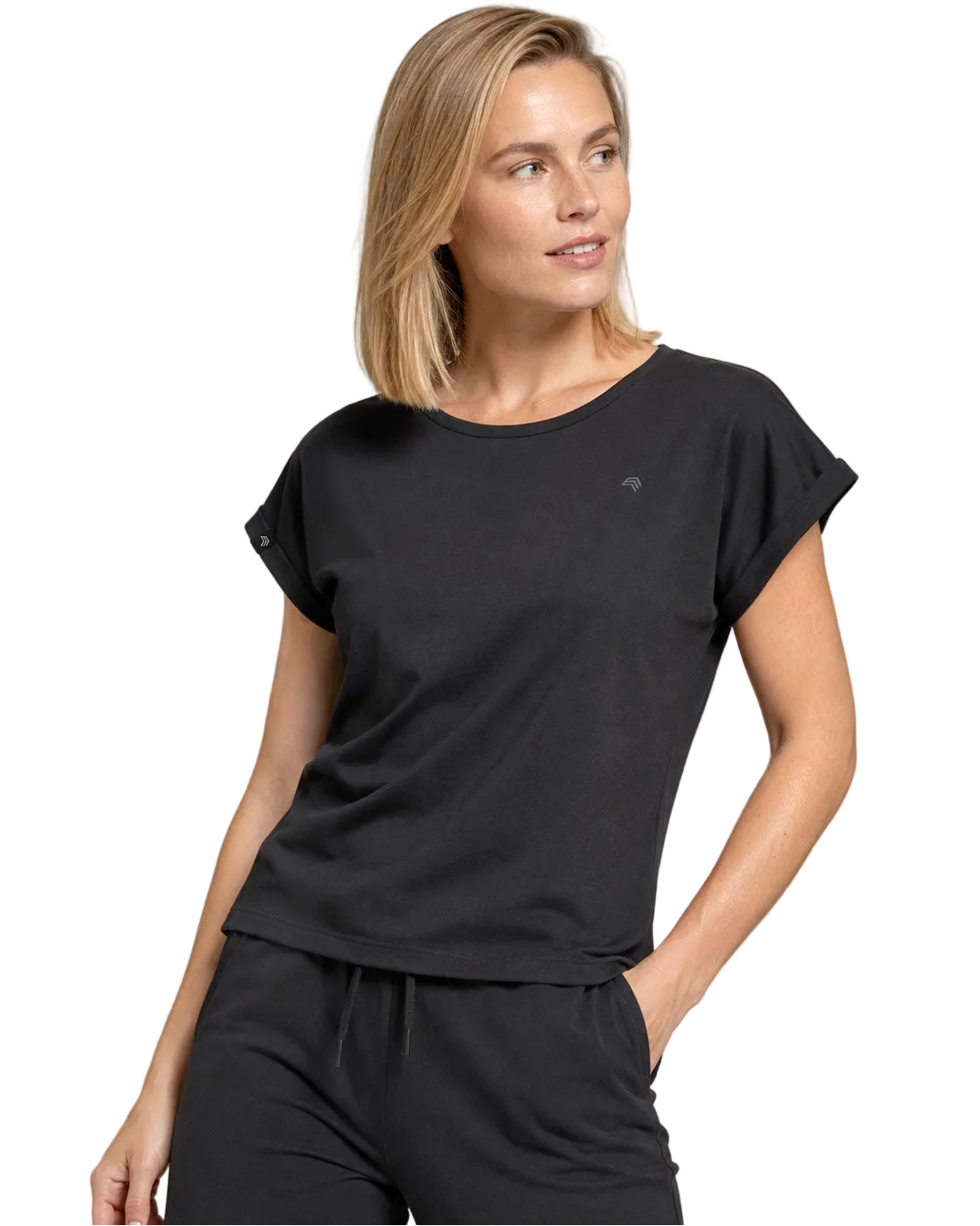 Schwarzes Damen T-Shirt JMS 0508 frontal am Model mit weitem Rundhals und lässiger Fledermaus-Linie
