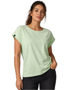 Damen T-Shirt JMS 0805 in Light Green am Model mit weitem Rundhalsausschnitt, überschnittener Schulter und fledermausähnlichen Umschlagärmeln