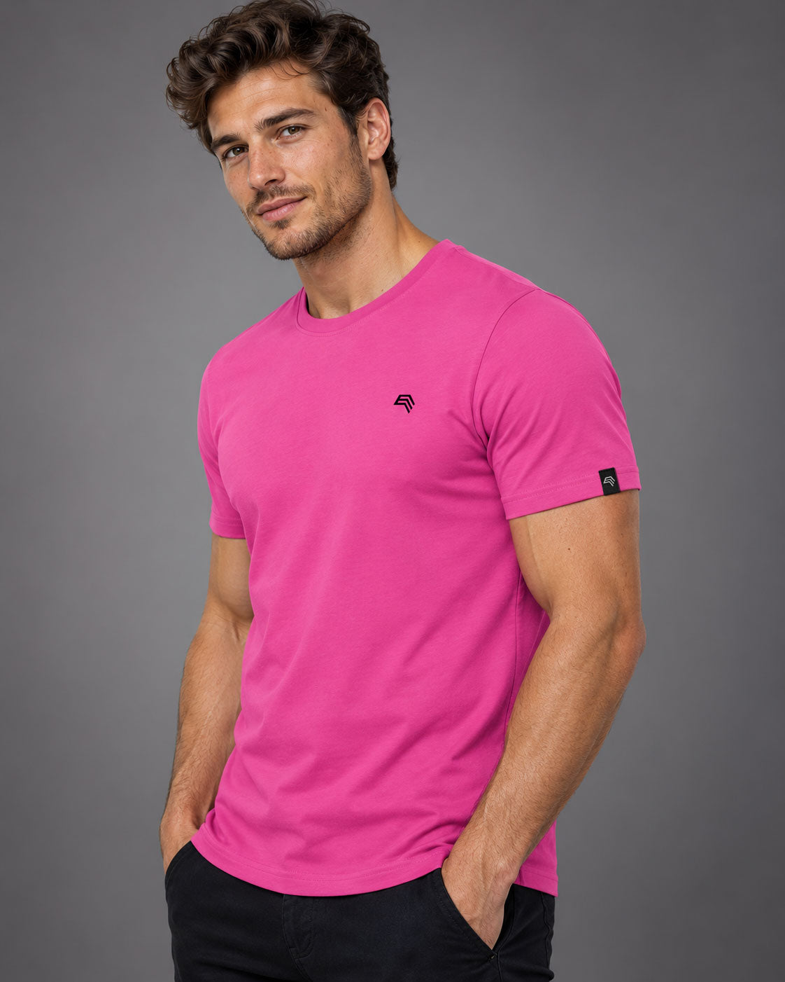 Bio-Baumwoll-T-Shirt JMS 0808 in Farbe Fuchsia-Pink mit Brustlogo am Männer-Model