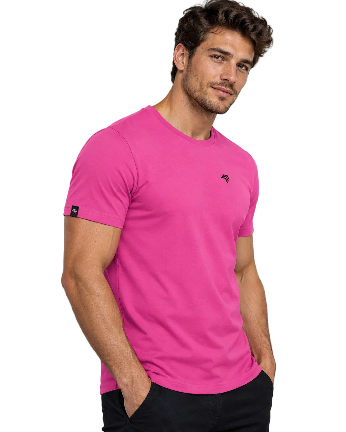 Basic T-Shirt JMS 0808 aus Bio-Baumwolle in Farbe Pink mit Brustlogo präsentiert von einem lässig stehenden Männer-Model auf weißem Hintergrund