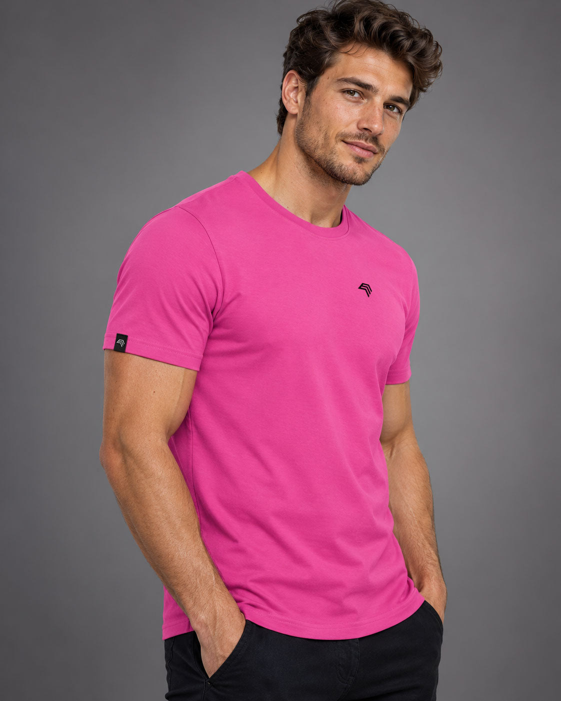 Basic T-Shirt JMS 0808 aus Bio-Baumwolle in Farbe Pink-Magenta mit Brustlogo präsentiert von einem lässig stehenden Männer-Model