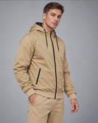 BBD 6100 Beige/Schwarz – leichte Herren-Kapuzenjacke im lässigen Model-Look, sandbeiger Windbreaker mit schwarzem Frontzip, schrägen Taschenverschlüssen und elastischen Ärmelabschlüssen.