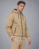 BBD 0016 Beige/Schwarz – leichte Herren-Kapuzenjacke im lässigen Model-Look, sandbeiger Windbreaker mit schwarzem Frontzip, schrägen Taschenverschlüssen und elastischen Ärmelabschlüssen.