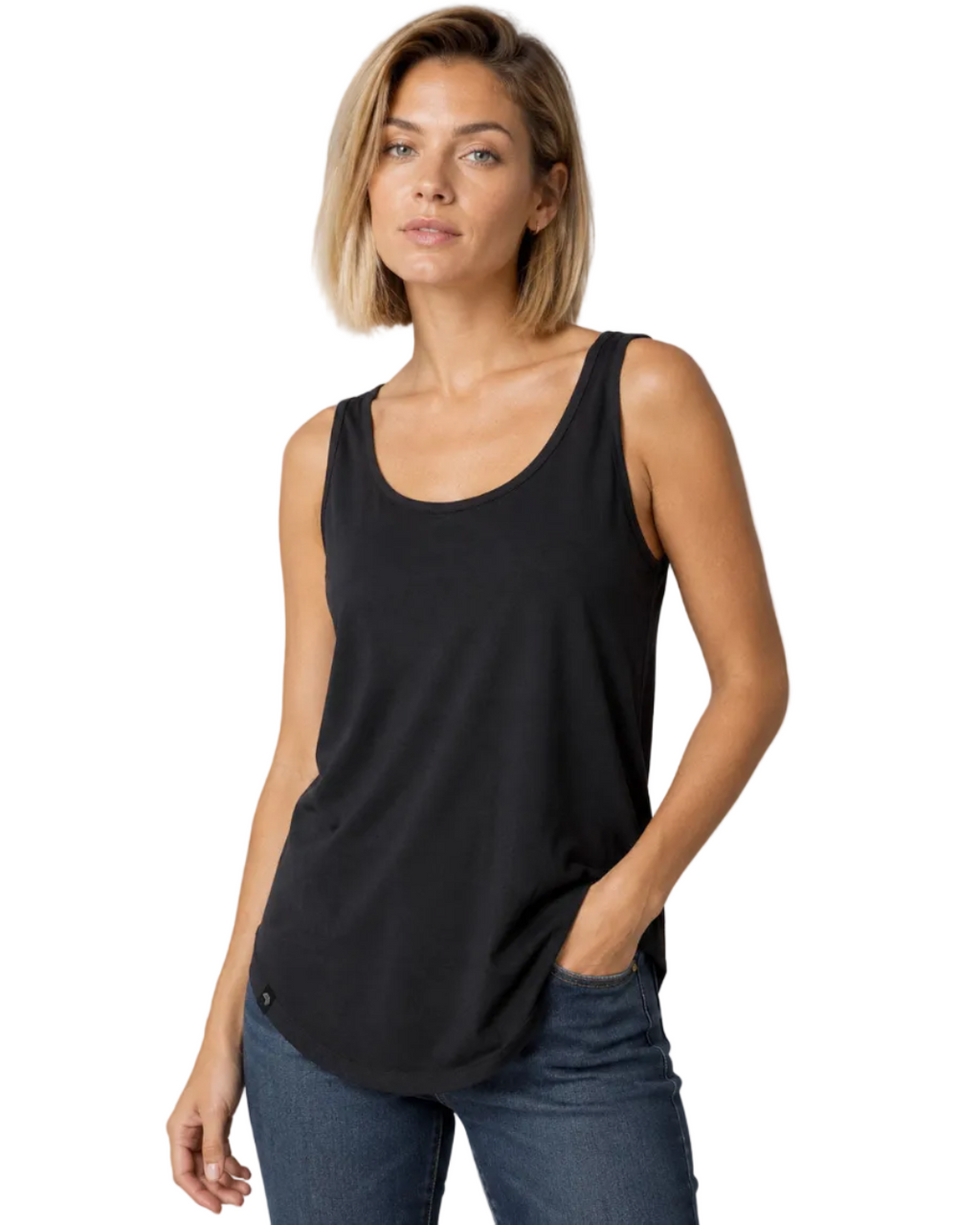 Damen-Tanktop STM 290M in Black am Model, Frontansicht mit tiefem Rundhals, längerem Loose Fit und geschwungenem Saum