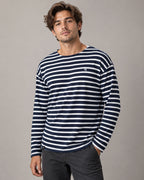 STM 6301 Unisex-Ringelshirt in Navy/Weiß mit breiten dunkelblauen und schmalen weißen Querstreifen, lockerem Schnitt und langen Ärmeln.