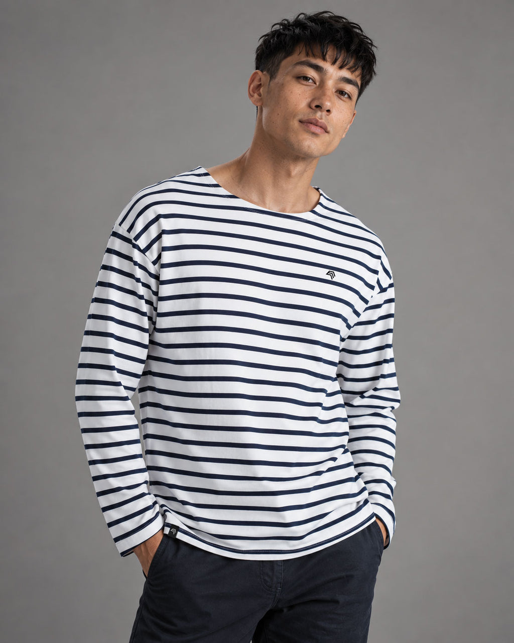 Weiß-navyfarbenes Breton-Longsleeve STM 6301 an weiblichem Model mit überschnittener Schulterpartie, weitem Rundhalsausschnitt und geradem Rumpf.