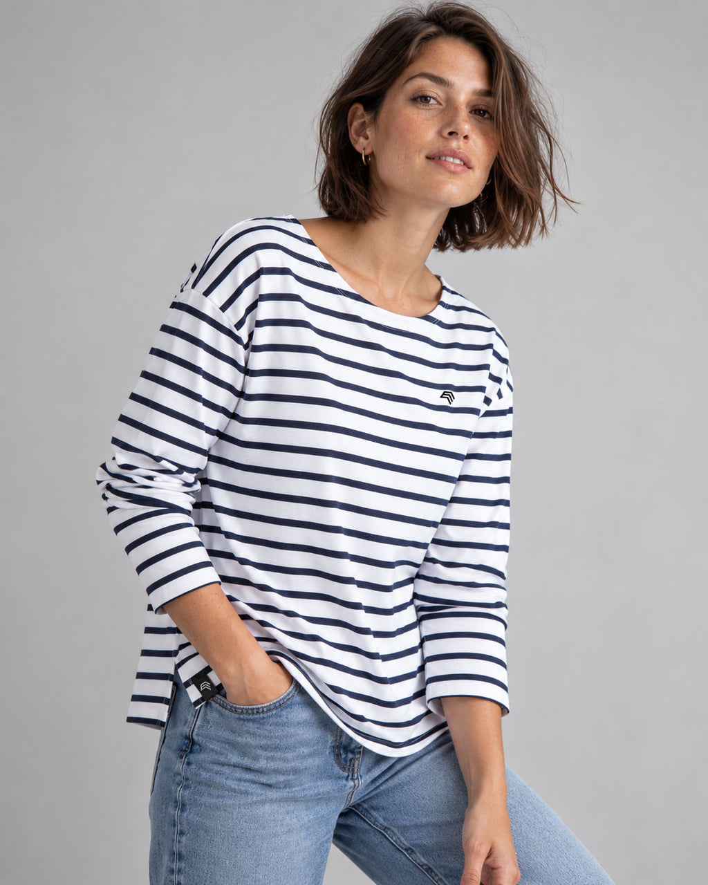 Unisex-Ringelshirt STM 6301 in Weiß/Navy mit langen Ärmeln, kontrastreichem Streifenmuster und lockerem, geradem Schnitt.