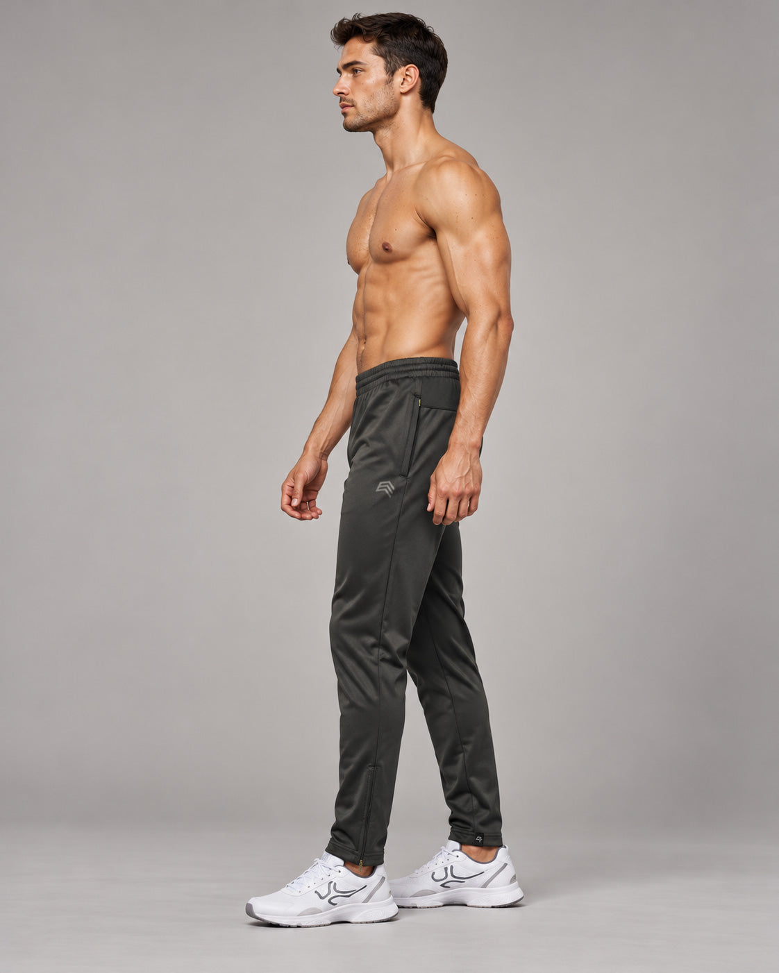 TAP R981 Sporthose in Dunkelgrau am Model – Seitenansicht mit Reißverschlusstasche und Zip am Beinabschluss