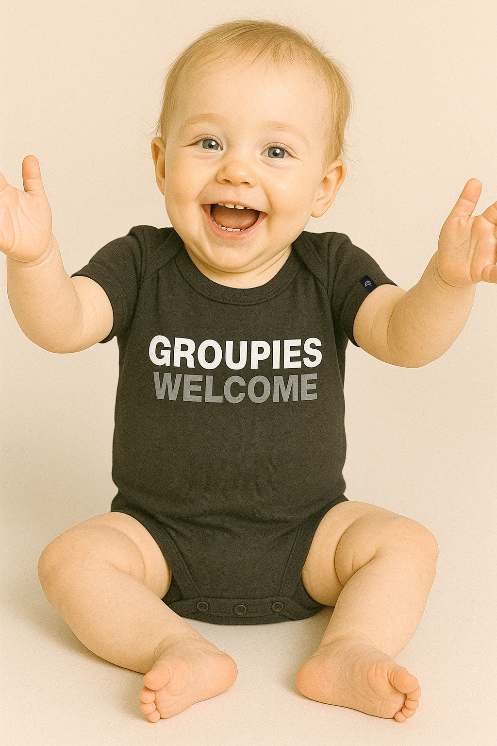 Groupies Welcome ― Baby Statement Strampler mit Bio-Baumwolle – Schwarz