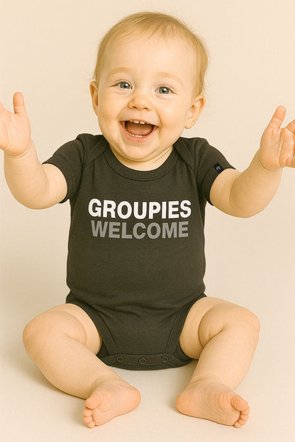 Groupies Welcome ― Baby Statement Strampler mit Bio-Baumwolle – Schwarz