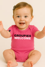 Groupies Welcome ― Baby Statement Strampler mit Bio-Baumwolle – Schwarz