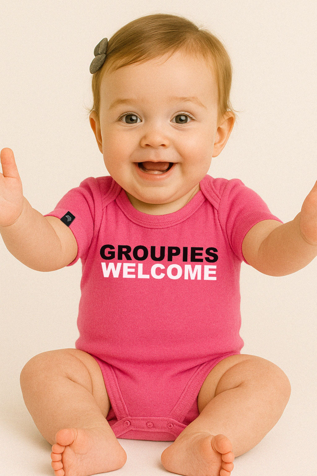 Groupies Welcome ― Baby Statement Strampler mit Bio-Baumwolle – Schwarz