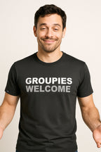 Groupies Welcome ― Herren Statement T-Shirt – Schwarz