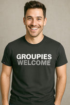 Groupies Welcome ― Herren Statement T-Shirt – Schwarz